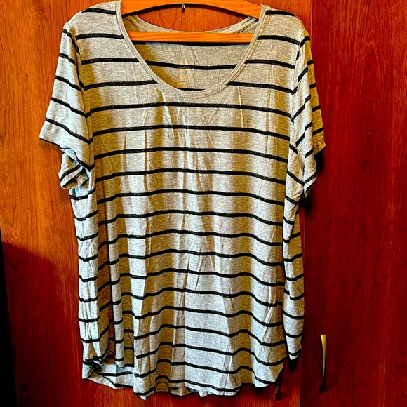 2 T-shirts - Picture 1 of 6